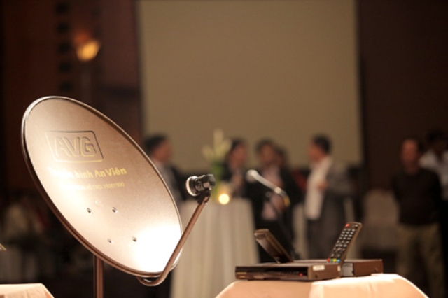 Chảo thu sóng truyền hình kỹ thuật số vệ tinh và đầu thu của AVG